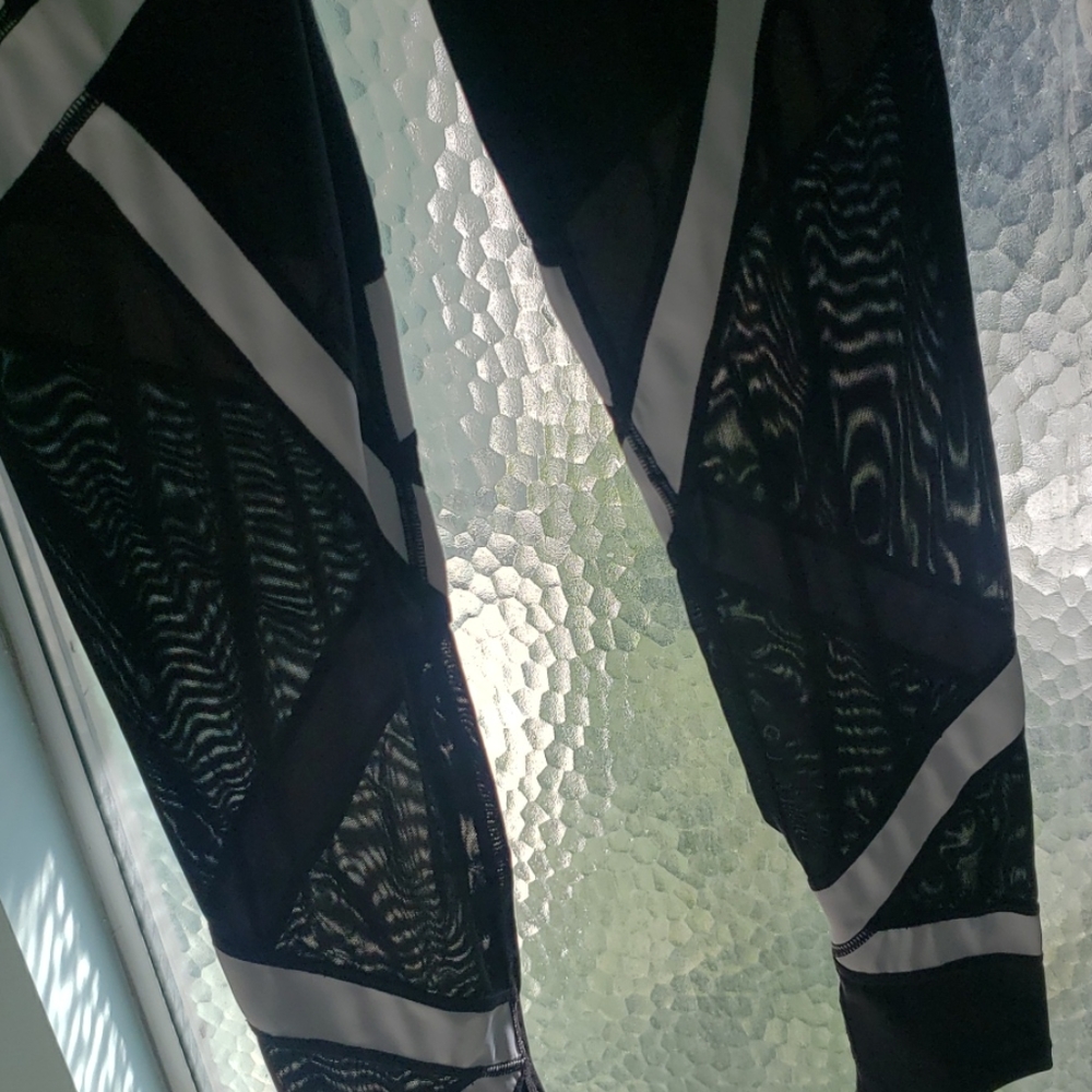 High rise mesh leggings- much Like the popular brand. small - Picture 7 of 10
